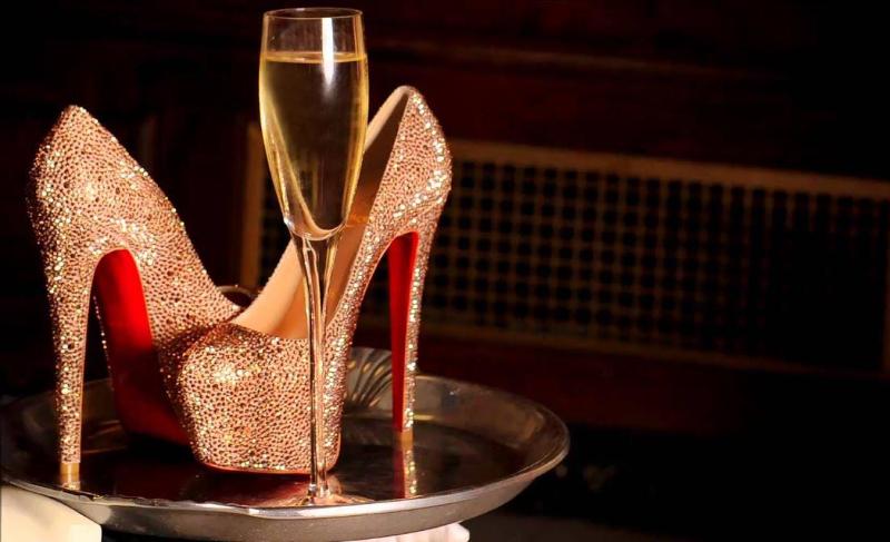 Бокал шампанского и подарок раздвинет любые женские ножки