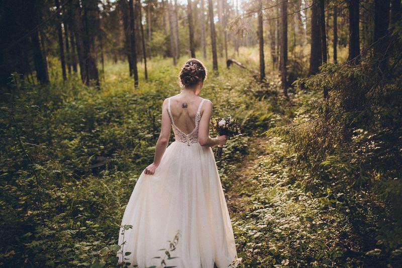 Платье невесты с открытой спиной
