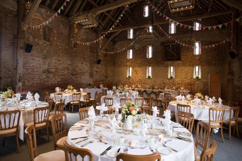 Помещение для свадьбы в стиле рустик